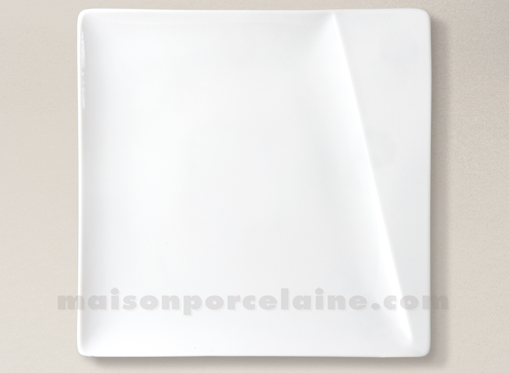 Service de table en porcelaine blanche à liserets dorés comprenant: