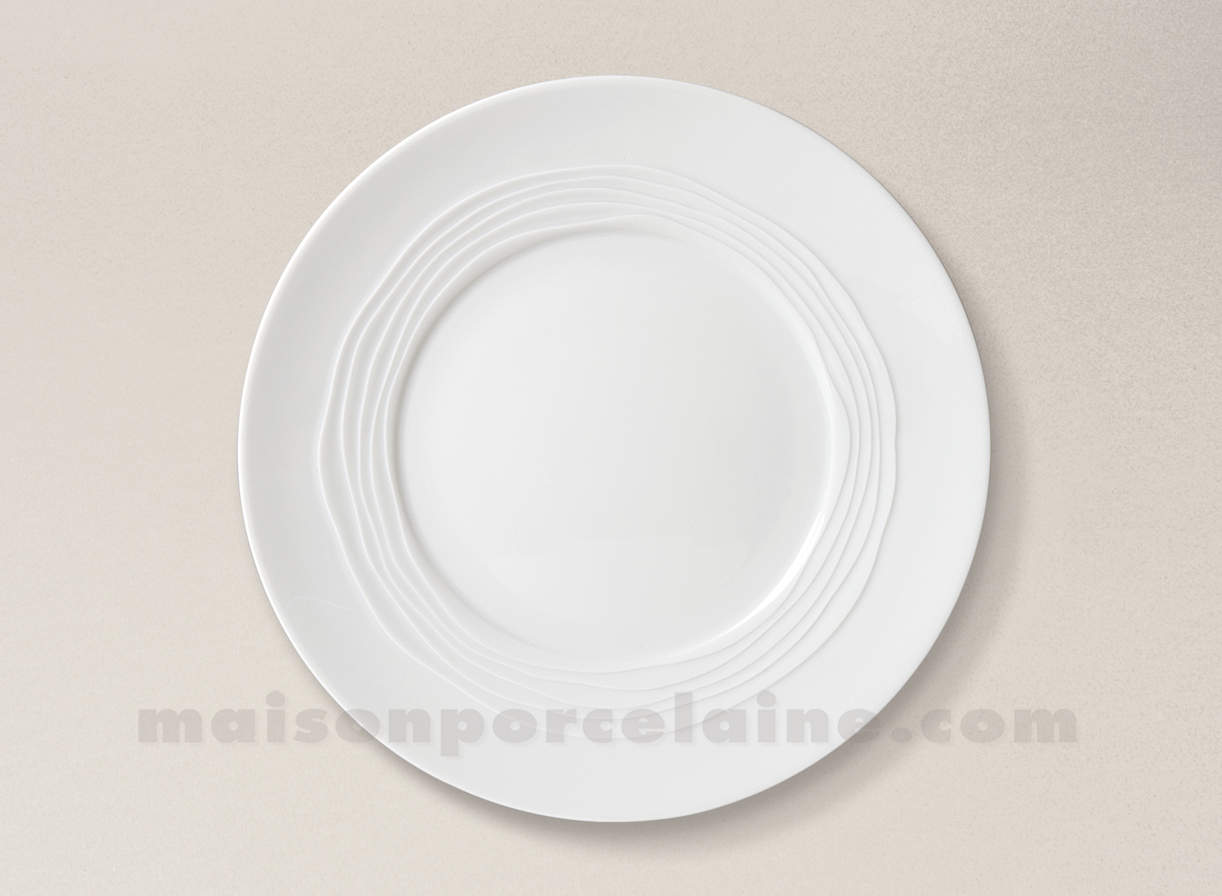 Assiette plate en porcelaine blanche