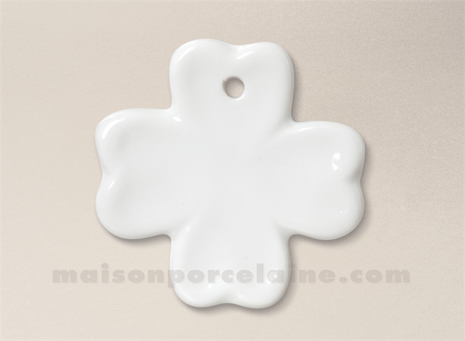 PENDENTIF/MEDAILLON PORCELAINE BLANCHE A PEINDRE TREFLE QUATRE FEUILLES 4,5X4